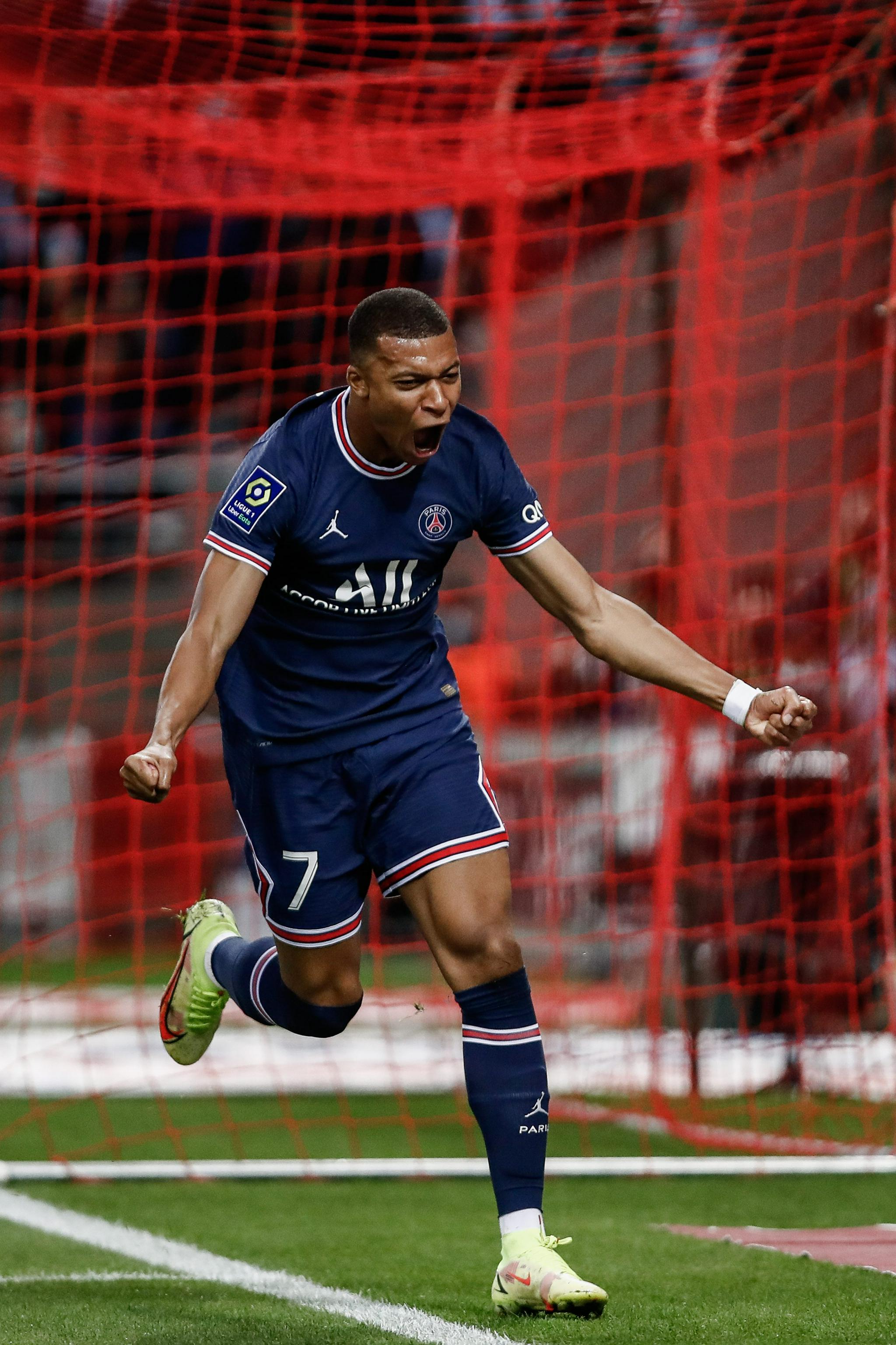 Invictus Gaming 以一场胜利晋级！ Invictus Gaming vs FunPlus Phoenix 首发阵容： TheShy vs sheer