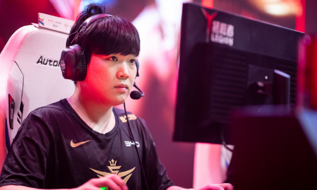 s1mple 参加了一场引起轩然大波的表演赛，导致了一波批评