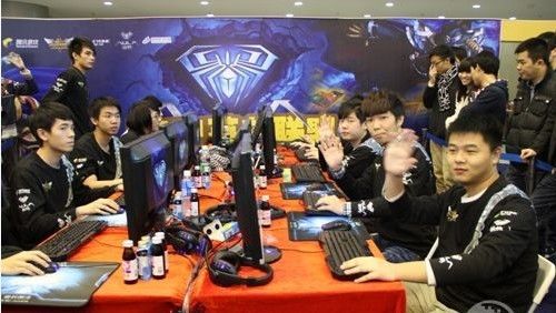 LOL-S13：T1勇夺S13全球总决赛冠军，上路Zeus拿下总决赛FMVP