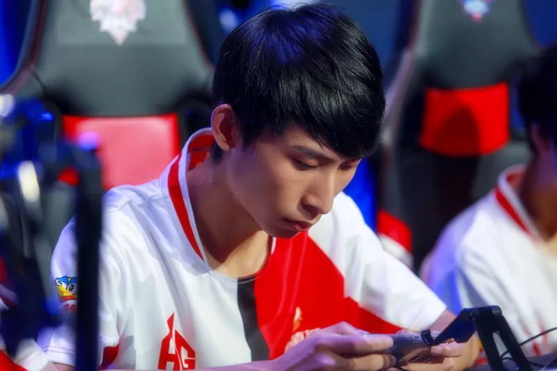 UP群访 Ning：我虽然真的很久没玩过千珏了 但队友们都相信了我